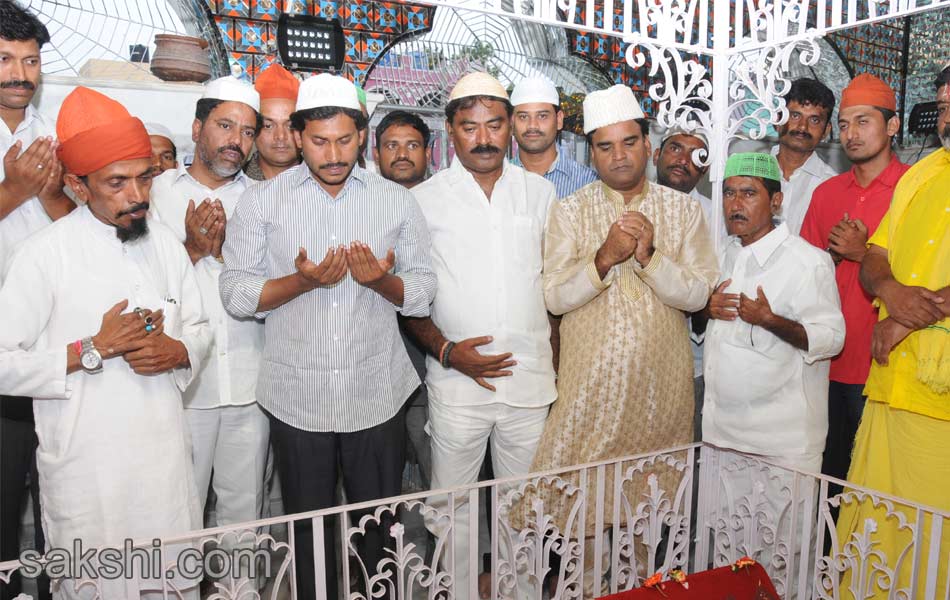 YS Jagan at iftar dinner - Sakshi13