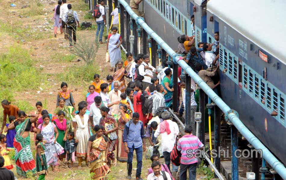 Traffic jam in AP telangana during godavari puskaras7