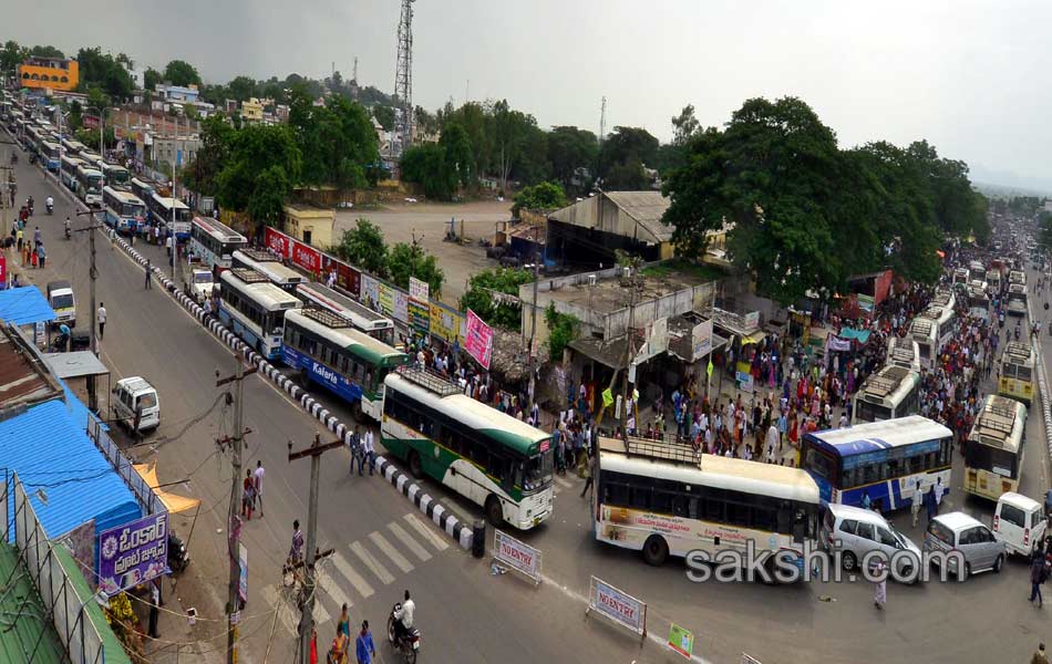 Traffic jam in AP telangana during godavari puskaras19