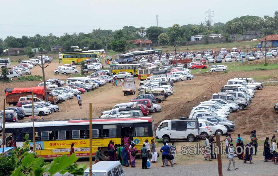 Traffic jam in AP telangana during godavari puskaras22