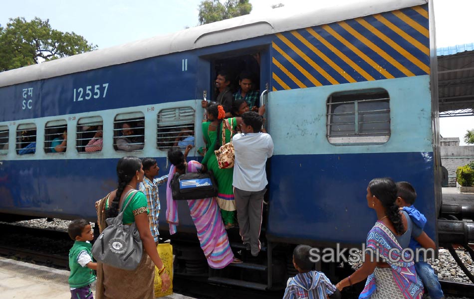 Traffic jam in AP telangana during godavari puskaras27