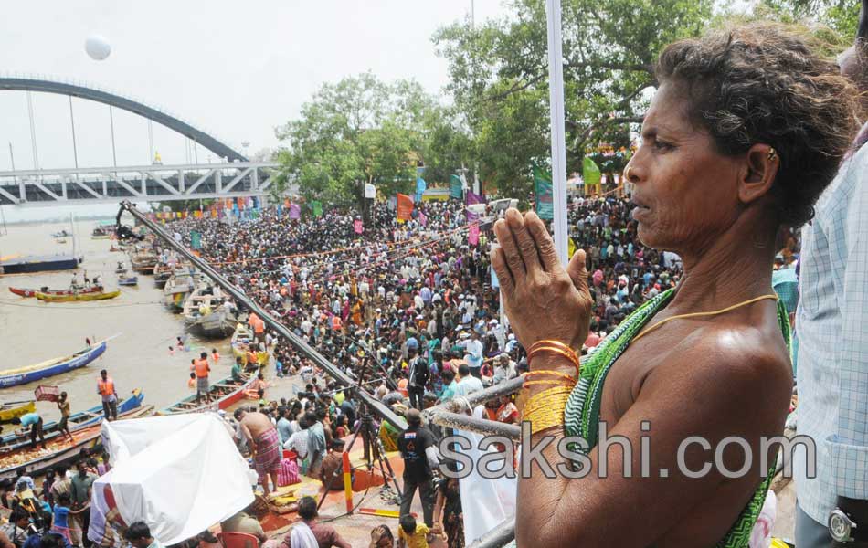 holy pushkaralu comes to seventh day11