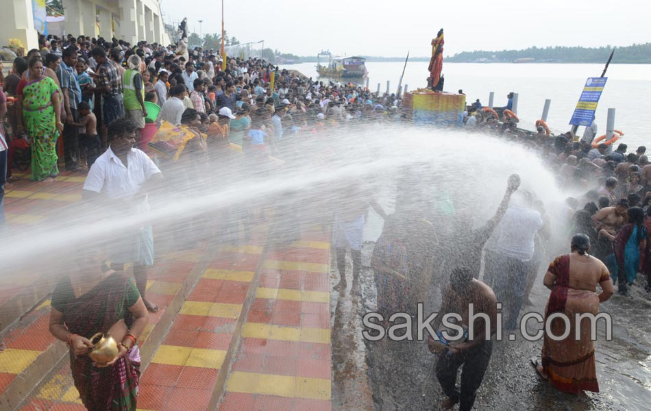 holy pushkaralu comes to seventh day22