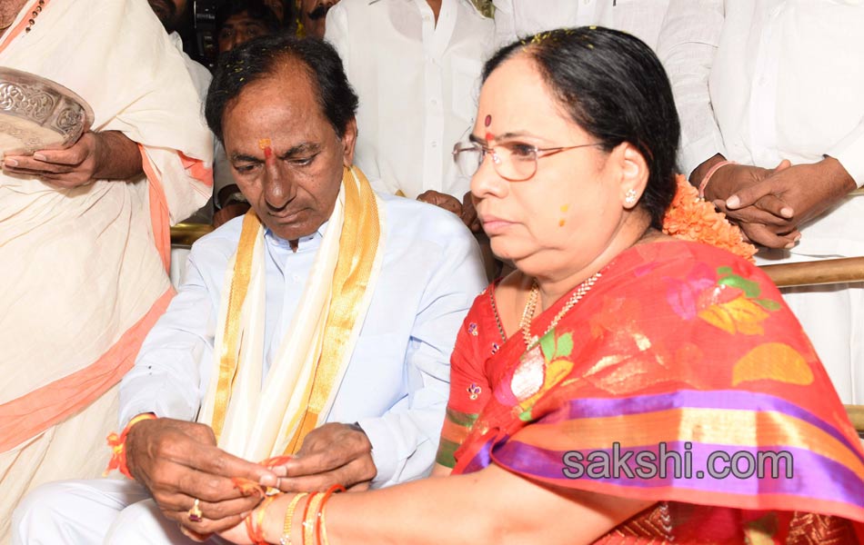 cm kcr visited balkampeta yellamma temple - Sakshi2