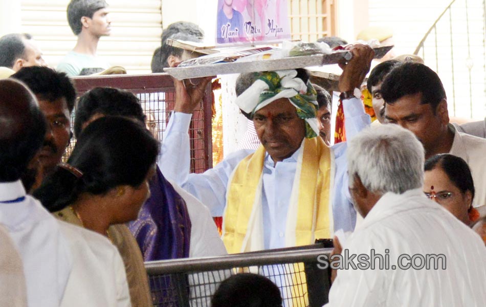 cm kcr visited balkampeta yellamma temple - Sakshi10