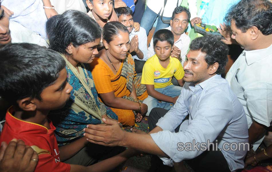 third phase of ys jagan mohan reddy paramarsha yatra begins in anantapur - Sakshi1