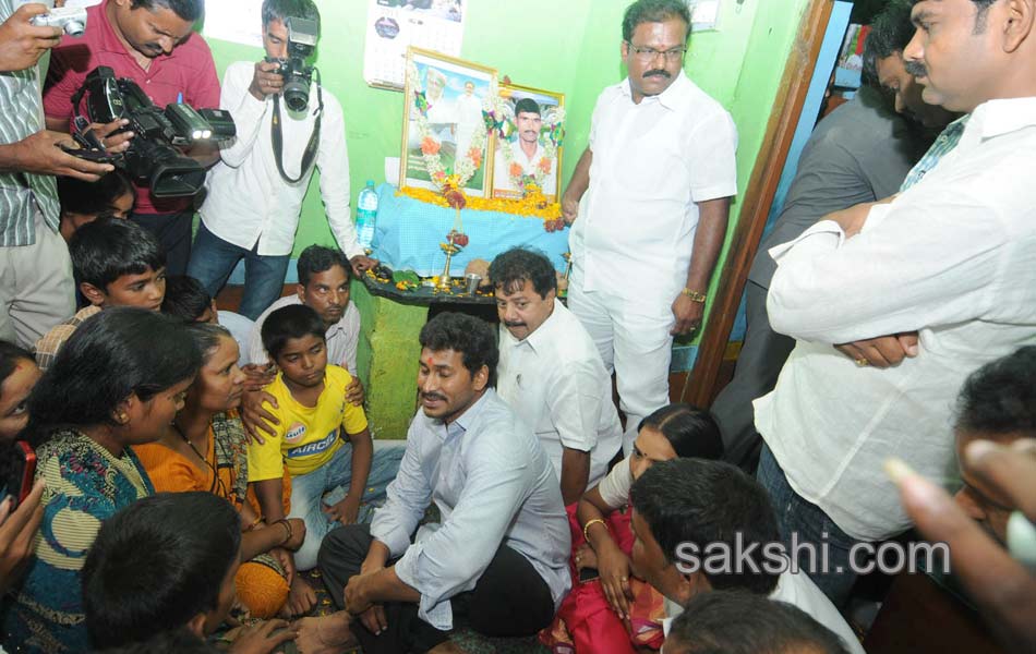 third phase of ys jagan mohan reddy paramarsha yatra begins in anantapur - Sakshi4