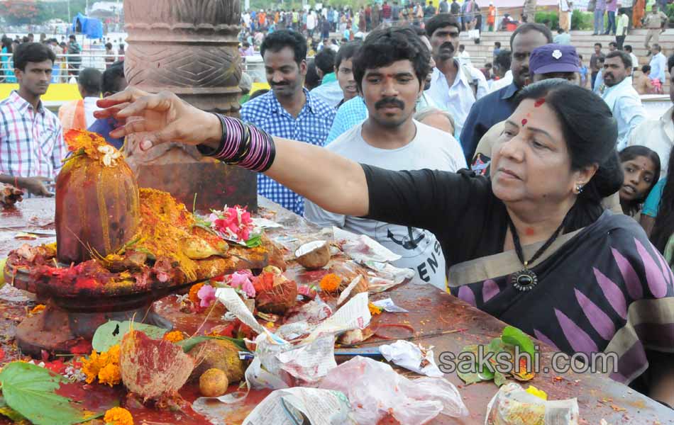 holy pushkaralu comes to Tenth day6