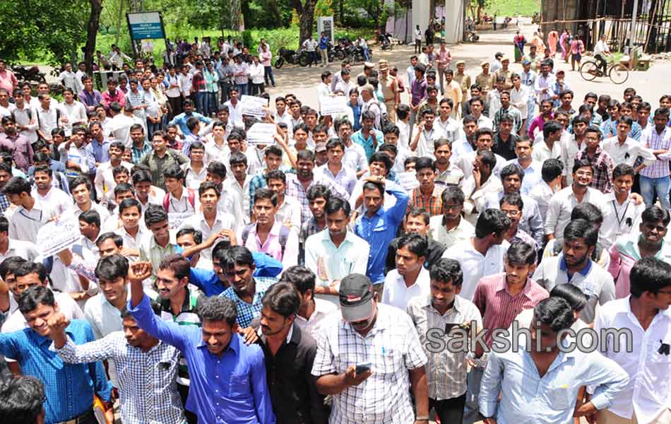 Students Staged A Dharna With The Dead Body Of Rishikeswari - Sakshi1