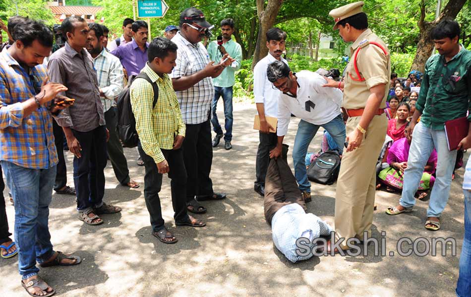 Students Staged A Dharna With The Dead Body Of Rishikeswari - Sakshi9