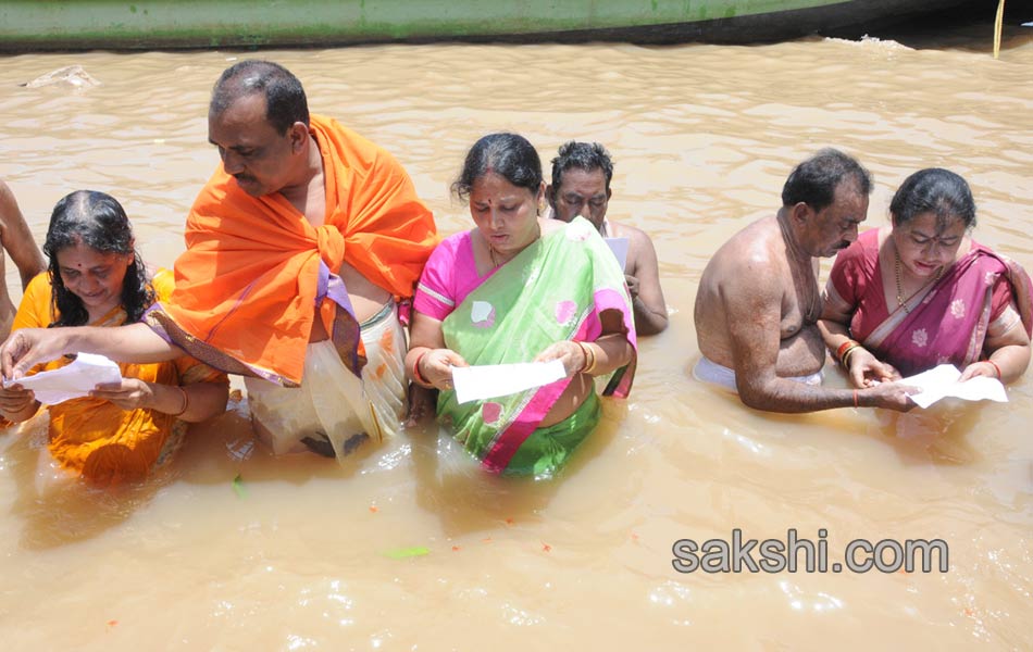 holy pushkaralu comes to twelfth day - Sakshi1