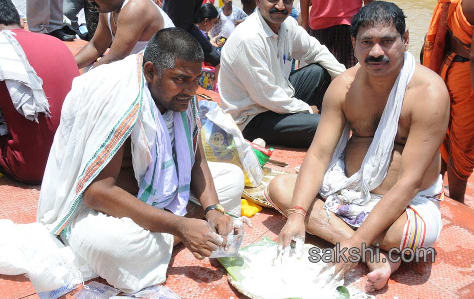 holy pushkaralu comes to twelfth day - Sakshi2