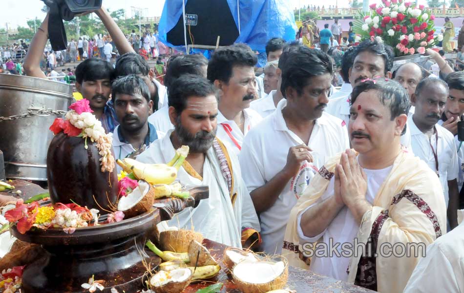 holy pushkaralu comes to twelfth day - Sakshi11