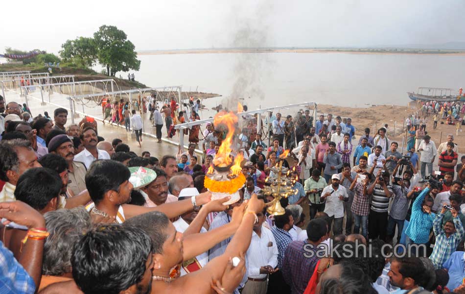 Godavari pushkaralu closing ceremony23
