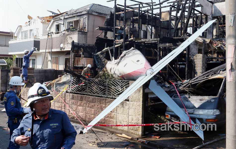 plane crashed into a residential area in Tokyo2