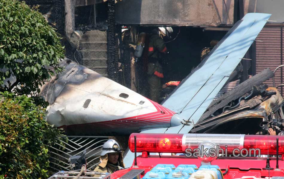 plane crashed into a residential area in Tokyo11