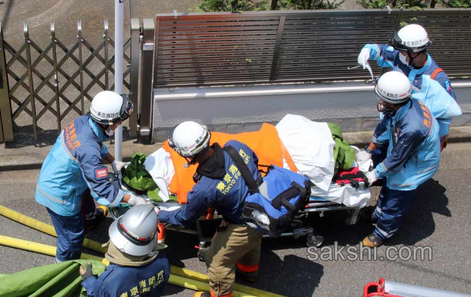 plane crashed into a residential area in Tokyo13