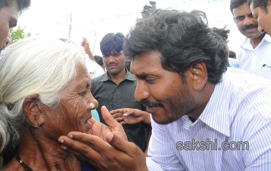 YS Jagan mohan reddy 6th day raithu bharosa yatra in ananthapuram - Sakshi4