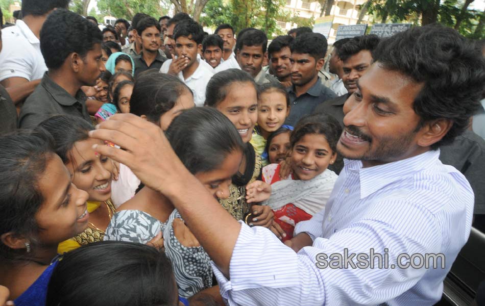 YS Jagan mohan reddy 6th day raithu bharosa yatra in ananthapuram - Sakshi7