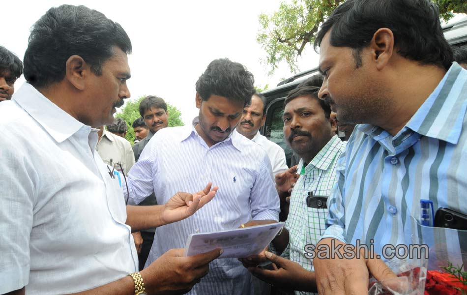 YS Jagan mohan reddy 6th day raithu bharosa yatra in ananthapuram - Sakshi8