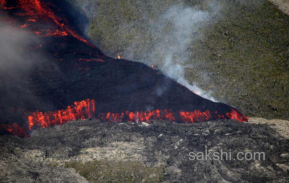 Lava flows out in Indian Ocean2