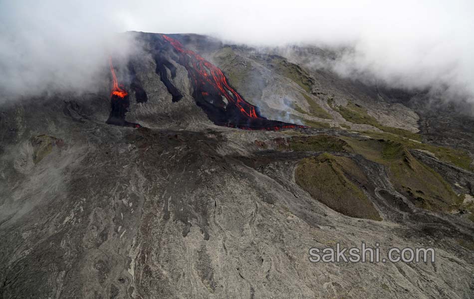 Lava flows out in Indian Ocean7