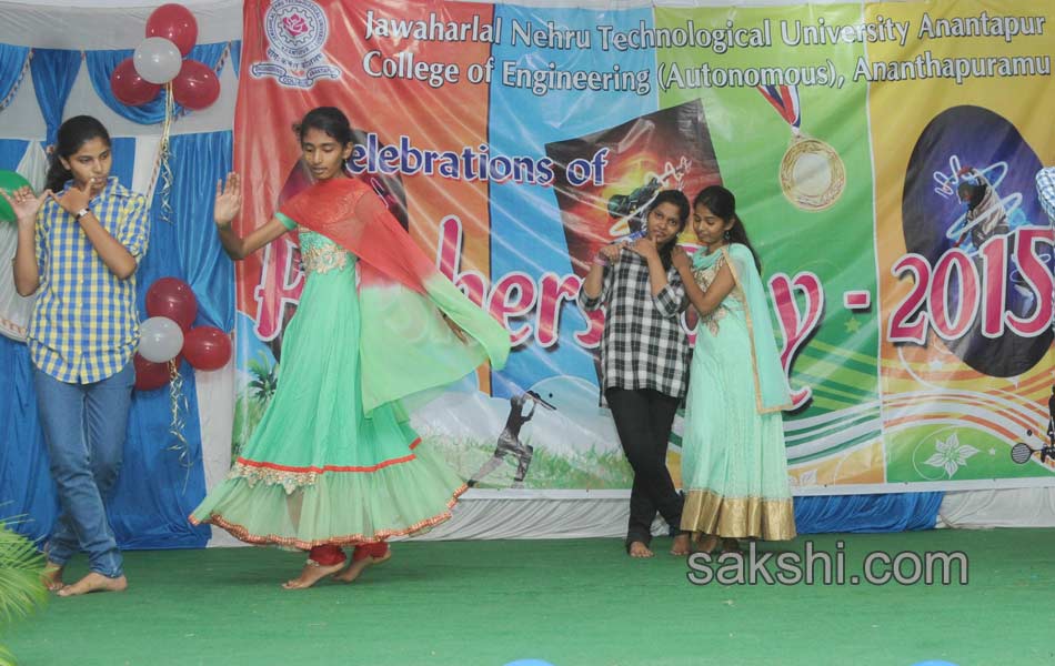 Freshers day celebrations at Anatapur JNTU college - Sakshi2