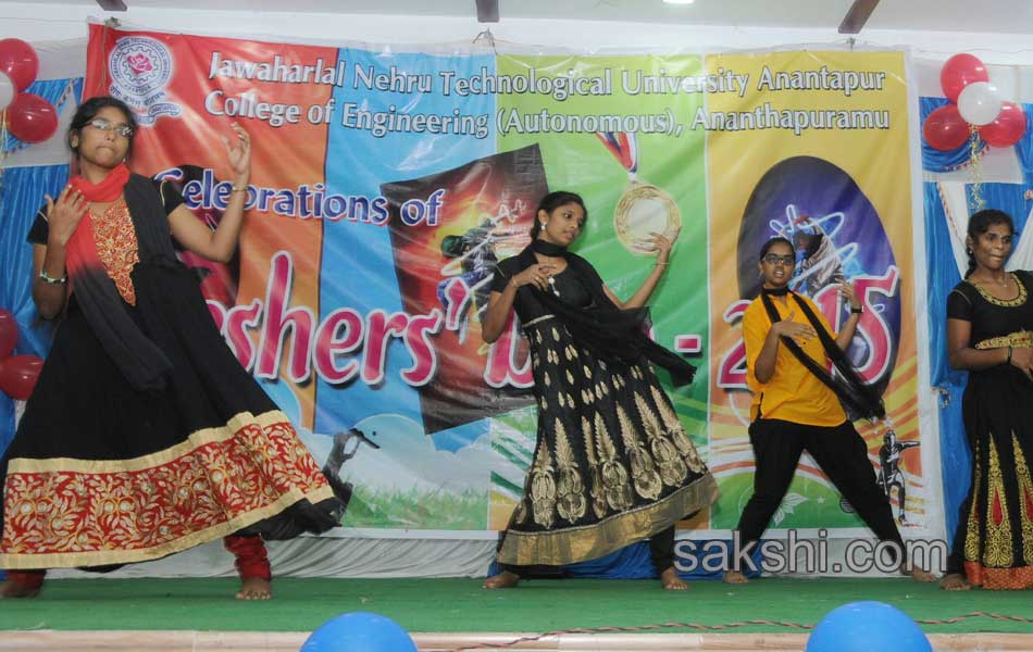 Freshers day celebrations at Anatapur JNTU college - Sakshi5