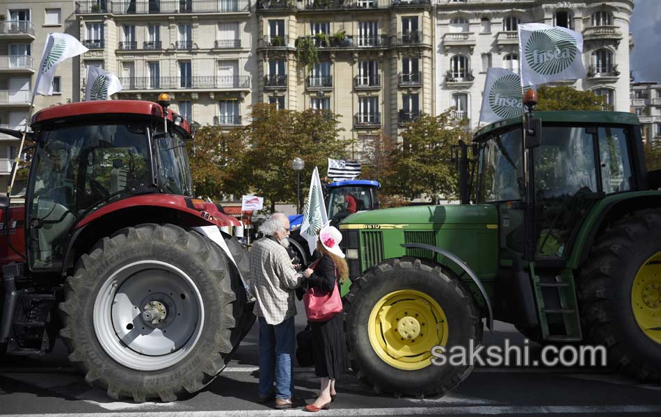 Tractors roll along a street in Paris13