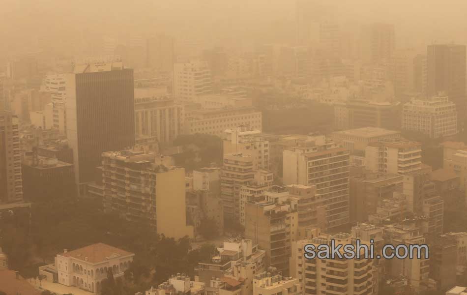 Unseasonal sandstorm hits Lebanon Syria16