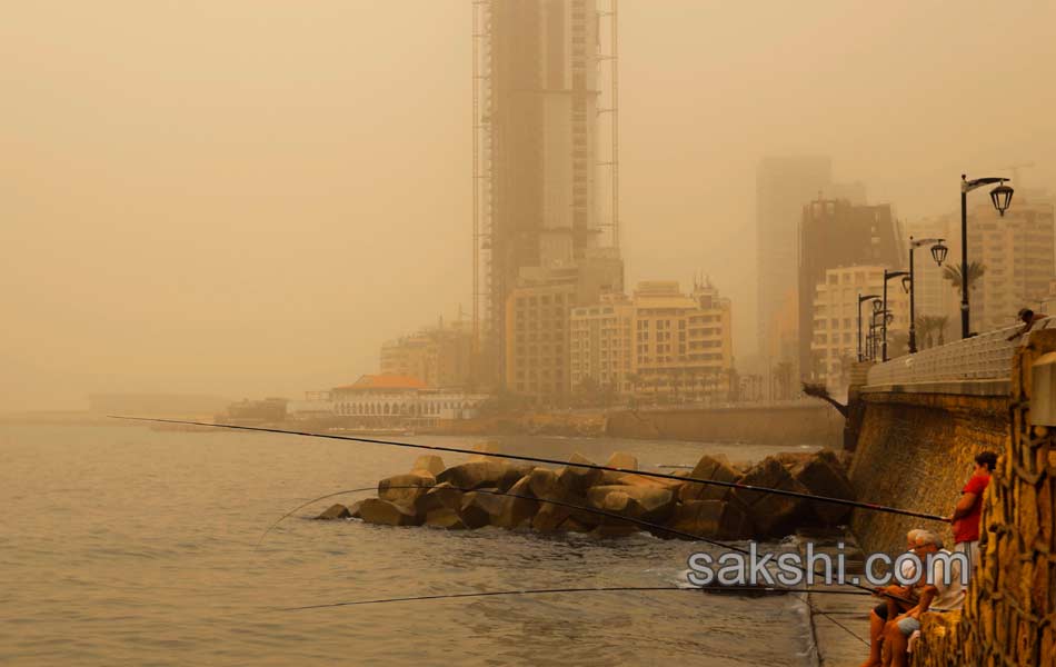 Unseasonal sandstorm hits Lebanon Syria17