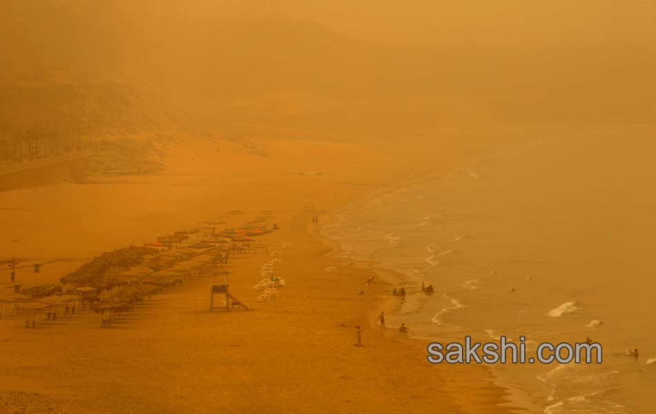 Unseasonal sandstorm hits Lebanon Syria19