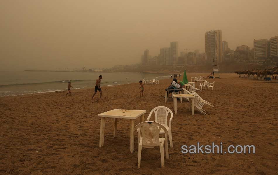 Unseasonal sandstorm hits Lebanon Syria25