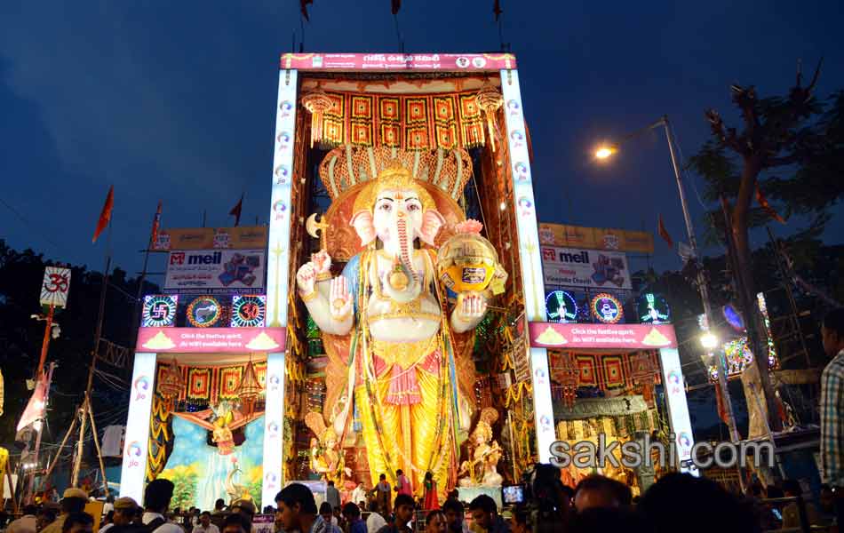 Governor perfoms ganesha puja at Khairatabad17