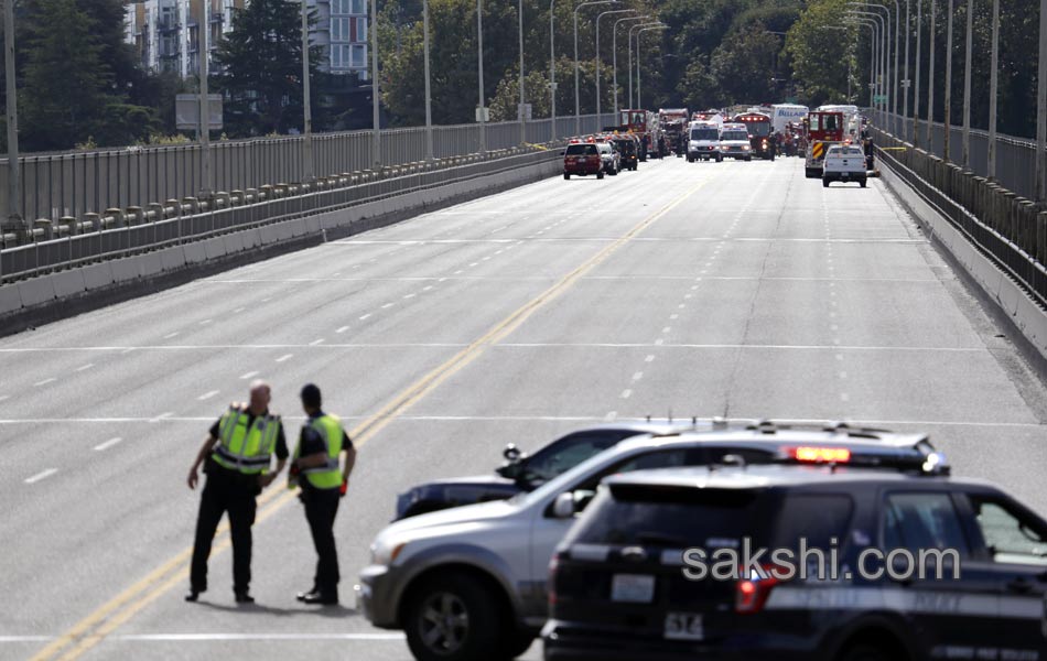 Seattle Tour Bus Crash16