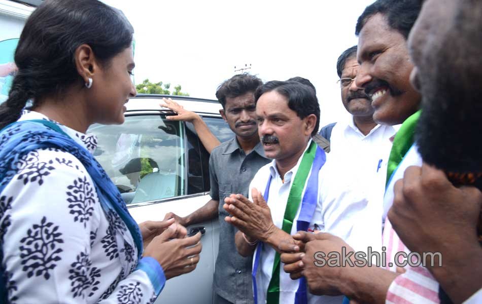 ys sharmila paramarsha yatra in adilabad district - Sakshi10