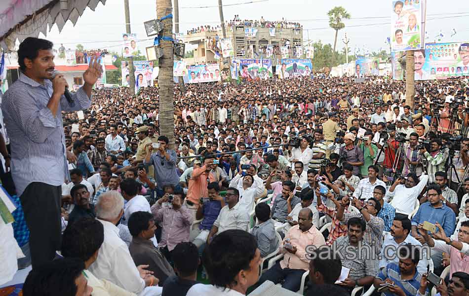 ys jagan mohan reddy supports bhogapuram farmers protes - Sakshi9