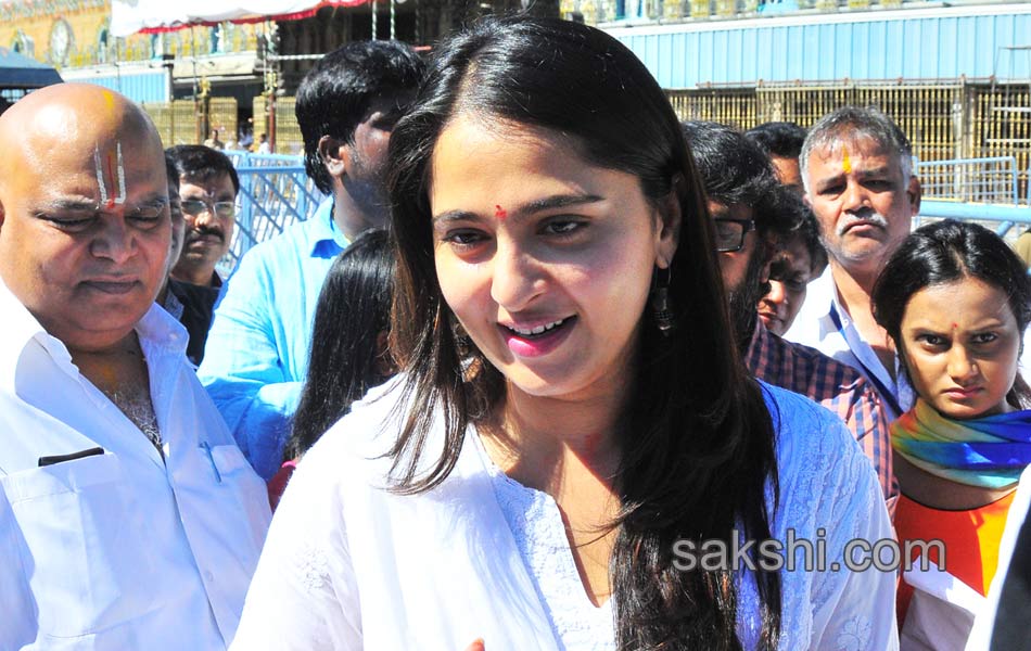 rudramadevi movie team visits tirumala8