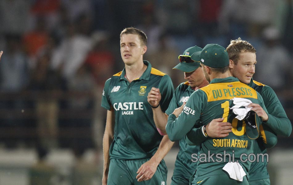 Morkels twin strikes give South Africa edge12