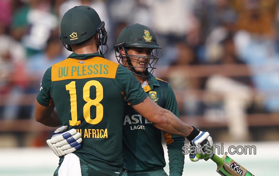 Morkels twin strikes give South Africa edge15