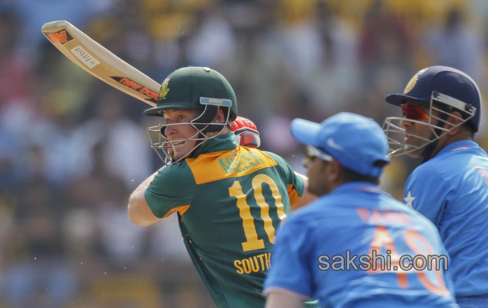 Morkels twin strikes give South Africa edge19