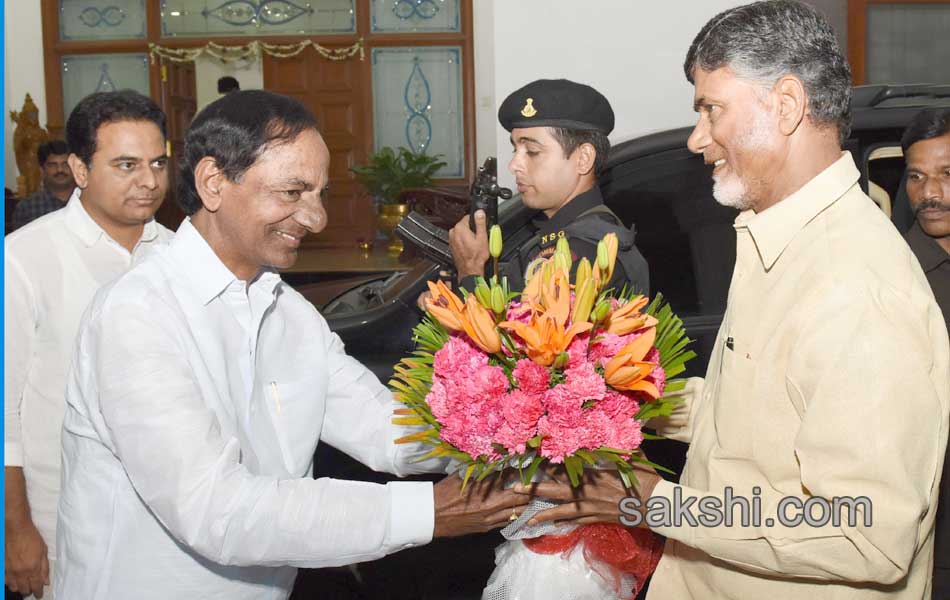 AP CM Chandrababu meets Telangana CM KCR at Camp office - Sakshi7