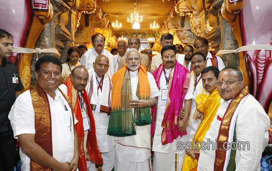 narendra modi balaji darshan - Sakshi3