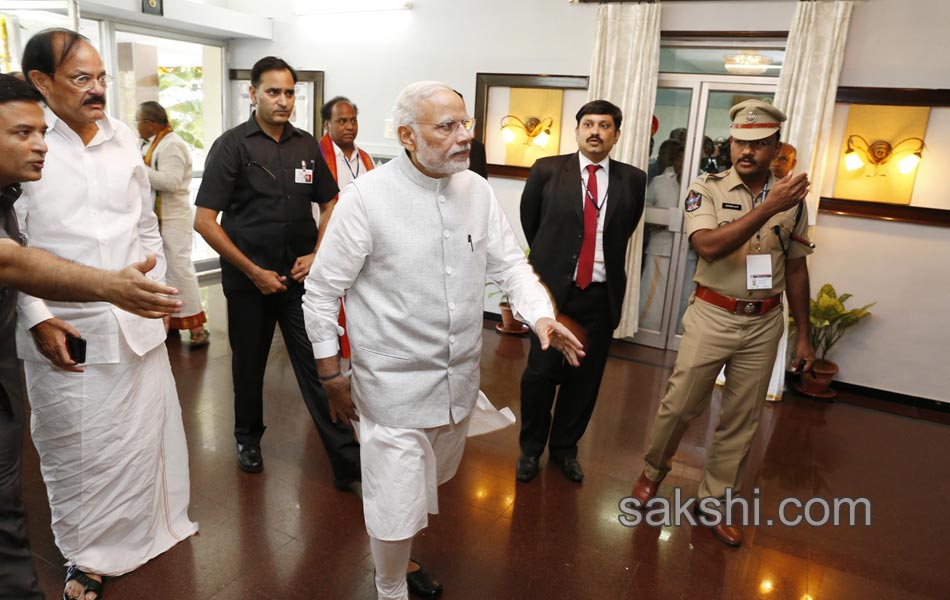 narendra modi balaji darshan - Sakshi18