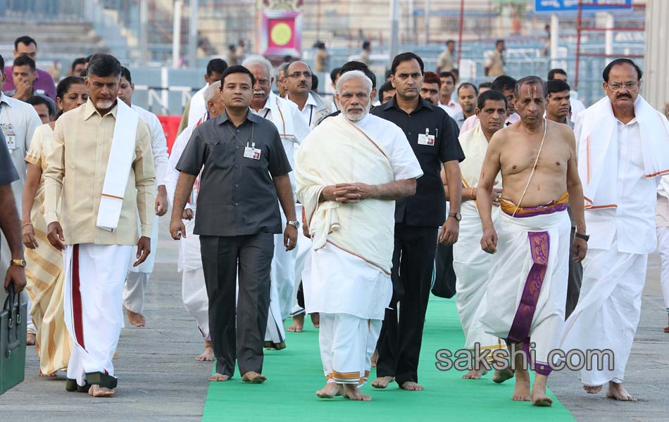 narendra modi balaji darshan - Sakshi19