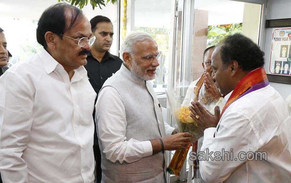 narendra modi balaji darshan - Sakshi20