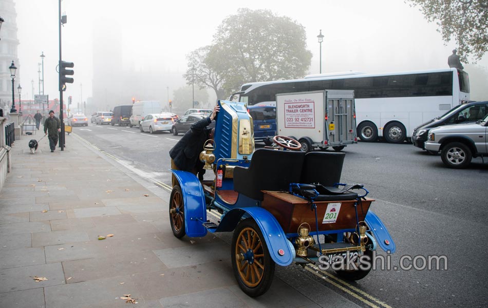 Vintage cars are driven through Westminster7