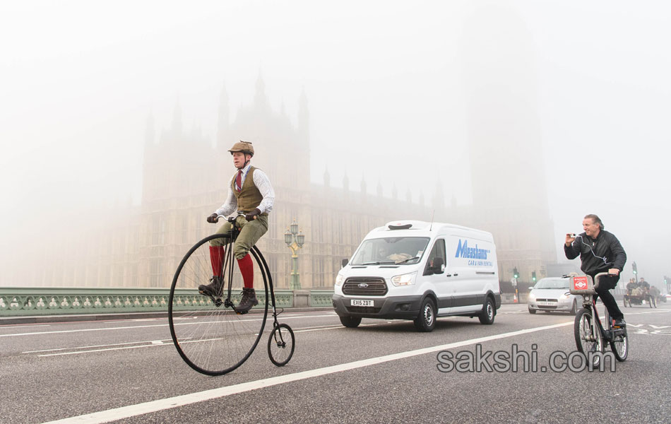 Vintage cars are driven through Westminster5