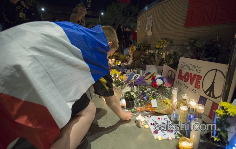 paris terror attacks people paying tribute7