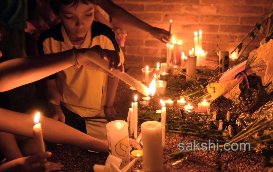 paris terror attacks people paying tribute23